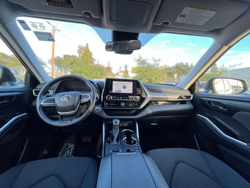 Used 2025 Toyota Highlander LE image 34