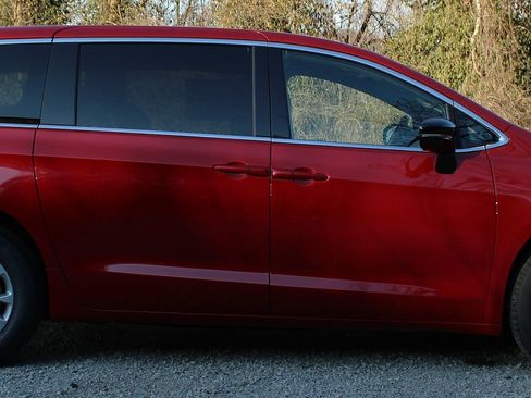 New 2026 Chrysler Pacifica Limited image 4