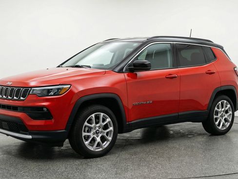 Used 2025 Jeep Compass Limited image 3