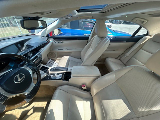 Used 2015 Lexus ES 350 w/ Ultra Luxury Package FWD image 4