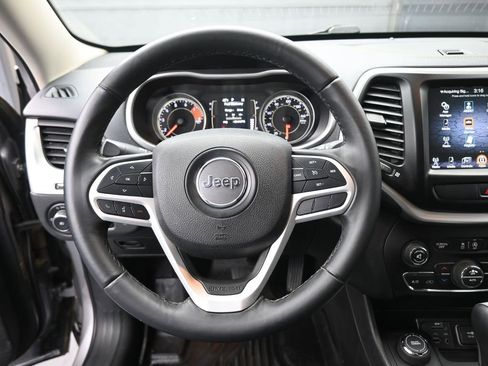 Used 2018 Jeep Cherokee Latitude Plus w/ Comfort/Convenience Group image 7