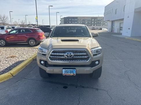 Used 2017 Toyota Tacoma TRD Sport w/ Tow Package (A/T) image 2