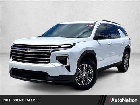 Used 2025 Chevrolet Traverse LT FWD image 1