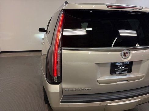 Used 2015 Cadillac Escalade Luxury image 7