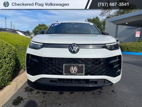 Used 2025 Volkswagen Tiguan SE R-Line AWD/4WD image 13