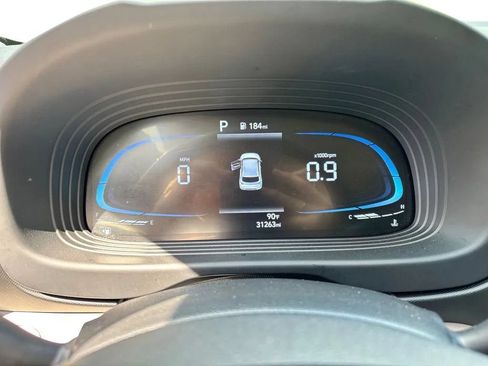 Used 2025 Hyundai Venue SEL FWD image 12
