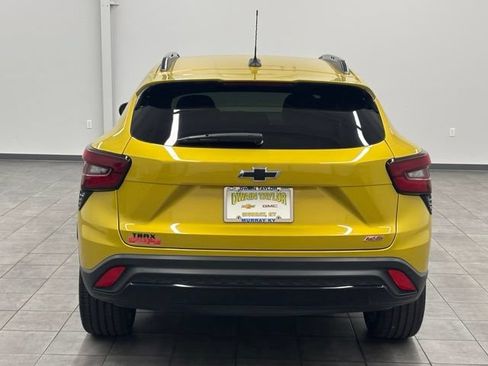 Used 2024 Chevrolet Trax RS w/ Sunroof Package FWD image 3