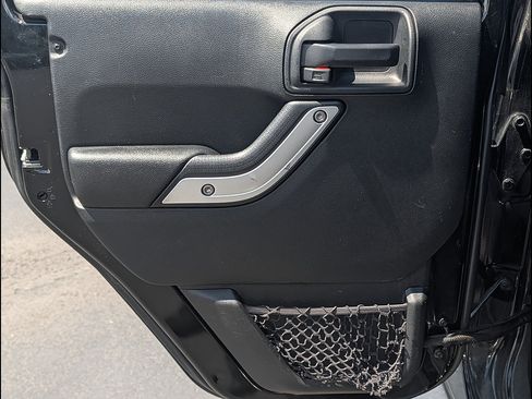 Used 2017 Jeep Wrangler Unlimited Sahara AWD/4WD image 27