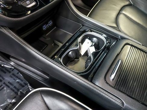 Used 2025 Chrysler Pacifica Limited image 27