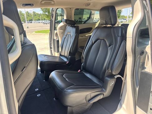 Used 2024 Chrysler Pacifica Touring-L FWD image 32