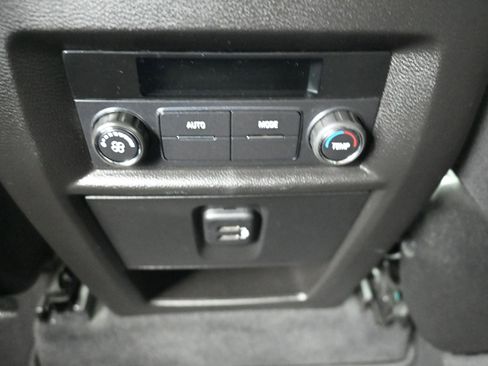 Used 2023 Chevrolet Traverse LT image 24