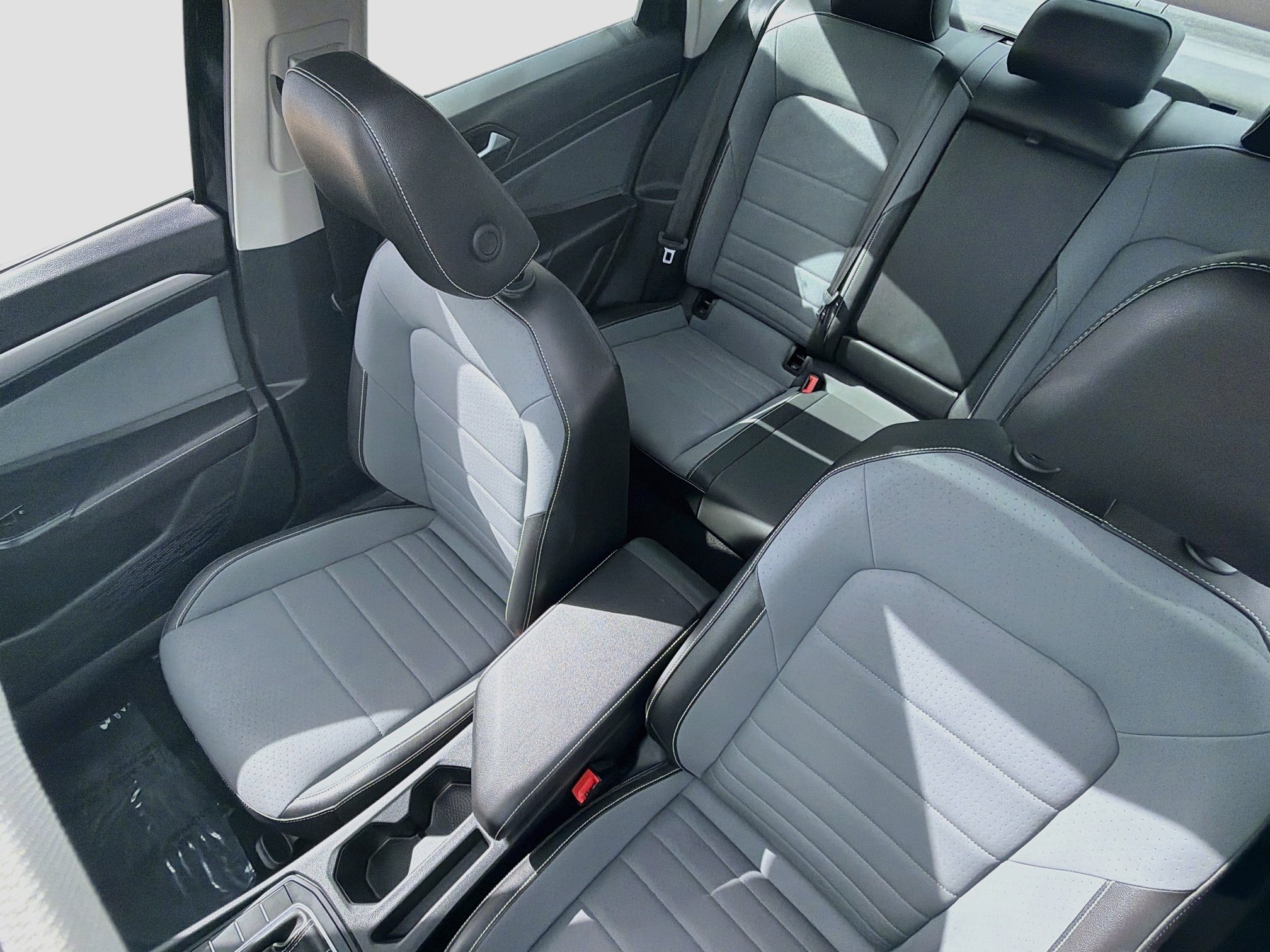 Used 2025 Volkswagen Jetta SE FWD image 26