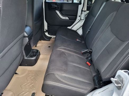 Used 2015 Jeep Wrangler Unlimited Rubicon w/ Connectivity Group image 12