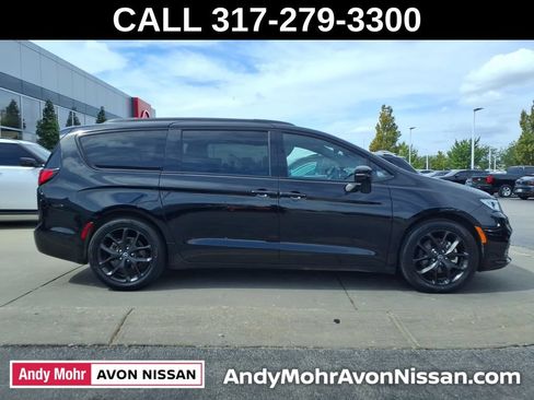 Used 2026 Chrysler Pacifica Limited w/ S Appearance Package FWD image 8