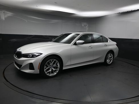 Used 2025 BMW 330i xDrive Sedan w/ Convenience Package AWD/4WD image 4