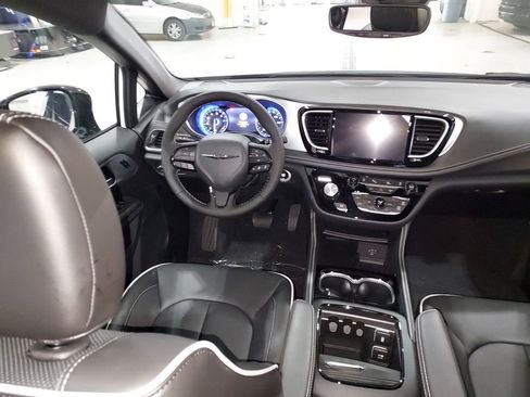 New 2026 Chrysler Pacifica Limited w/ S Appearance Package image 15