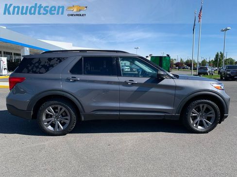 Used 2021 Ford Explorer XLT w/ Equipment Group 202A AWD/4WD image 8