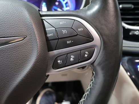 Used 2021 Chrysler Pacifica Touring-L FWD image 39