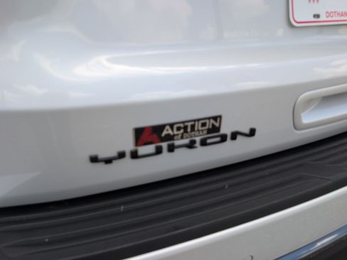 Used 2023 GMC Yukon Denali Ultimate AWD/4WD image 6
