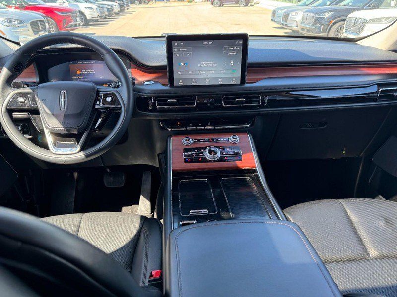Used 2024 Lincoln Aviator Reserve AWD/4WD image 9
