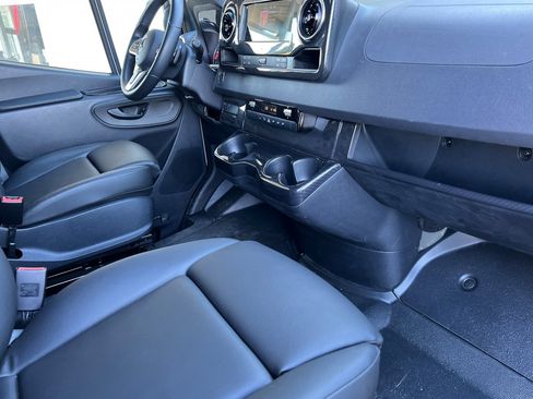 Used 2022 Mercedes-Benz Sprinter 2500 image 12