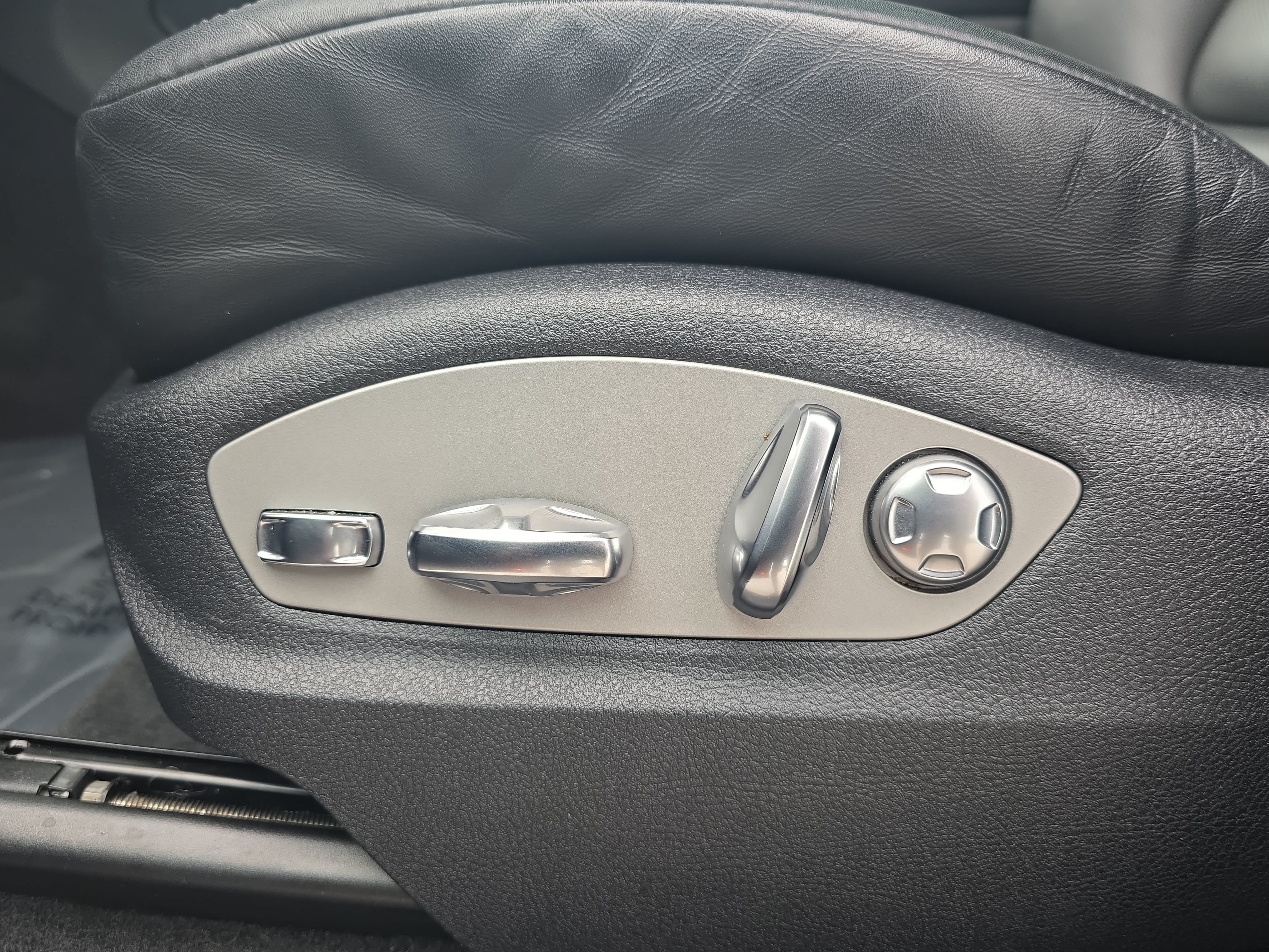 Used 2023 Porsche Macan Turbo AWD/4WD image 29
