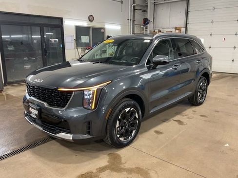 Used 2024 Kia Sorento S image 3
