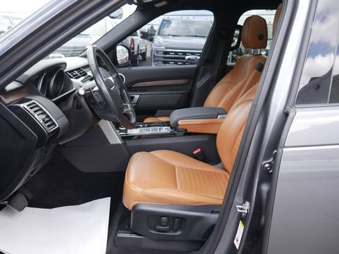 Used 2017 Land Rover Discovery HSE image 2