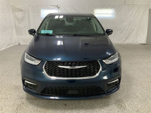 Used 2023 Chrysler Pacifica Touring-L image 6