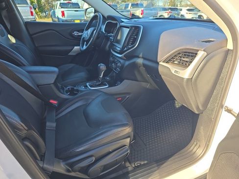 Used 2018 Jeep Cherokee Trailhawk AWD/4WD image 16