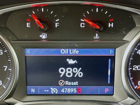 Used 2024 GMC Terrain SLT image 19