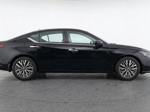 Used 2025 Nissan Altima 2.5 SV image 11