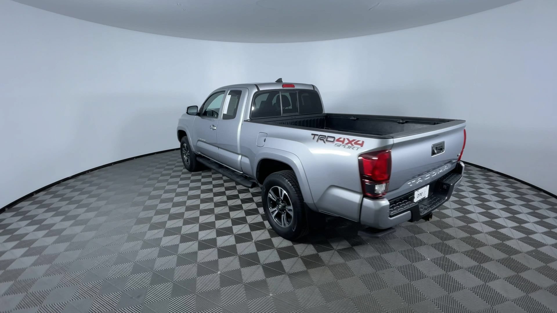 Used 2018 Toyota Tacoma TRD Sport AWD/4WD image 7