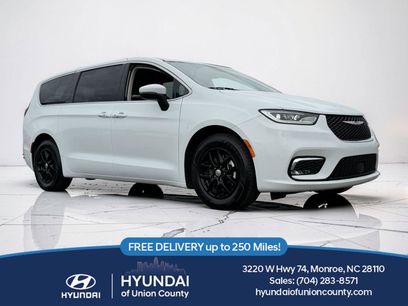 Used 2023 Chrysler Pacifica Touring-L