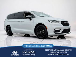 Used 2023 Chrysler Pacifica Touring-L FWD video 1