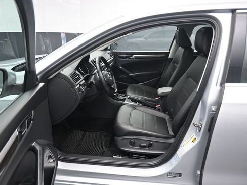 Used 2018 Volkswagen Passat 2.0T SE FWD image 12