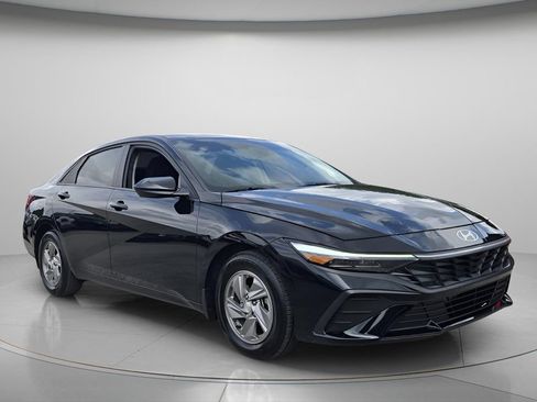 Used 2025 Hyundai Elantra SE FWD image 9