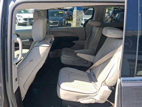Used 2017 Chrysler Pacifica Limited w/ UConnect Theater Package FWD image 18