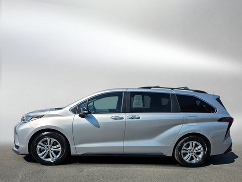 Used 2023 Toyota Sienna XSE AWD/4WD image 2