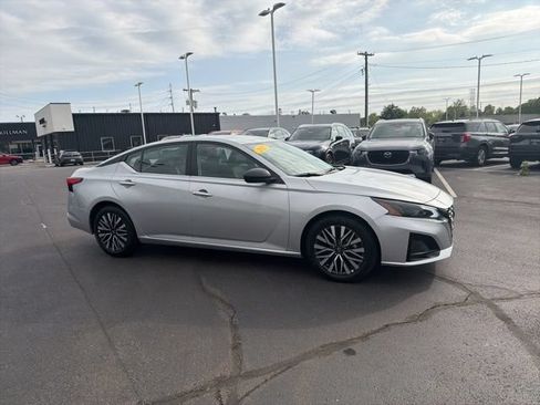 Used 2025 Nissan Altima 2.5 SV FWD image 3