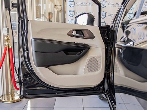 Used 2022 Chrysler Voyager LX image 30