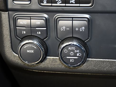 Used 2025 Chevrolet Suburban Z71 image 36