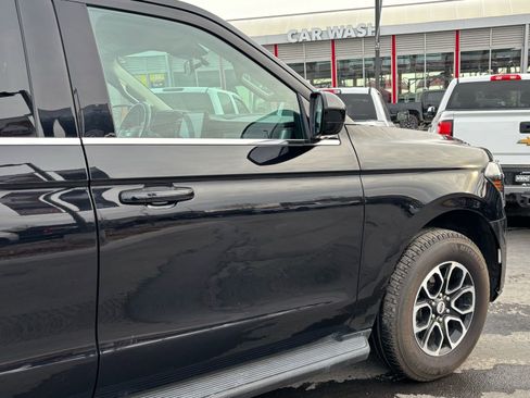 Used 2023 Ford Expedition XLT image 7