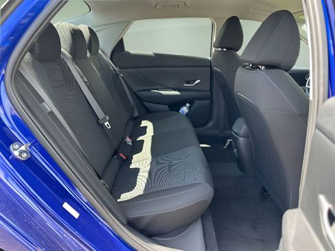 Used 2025 Hyundai Elantra SE w/ Cargo Package image 23