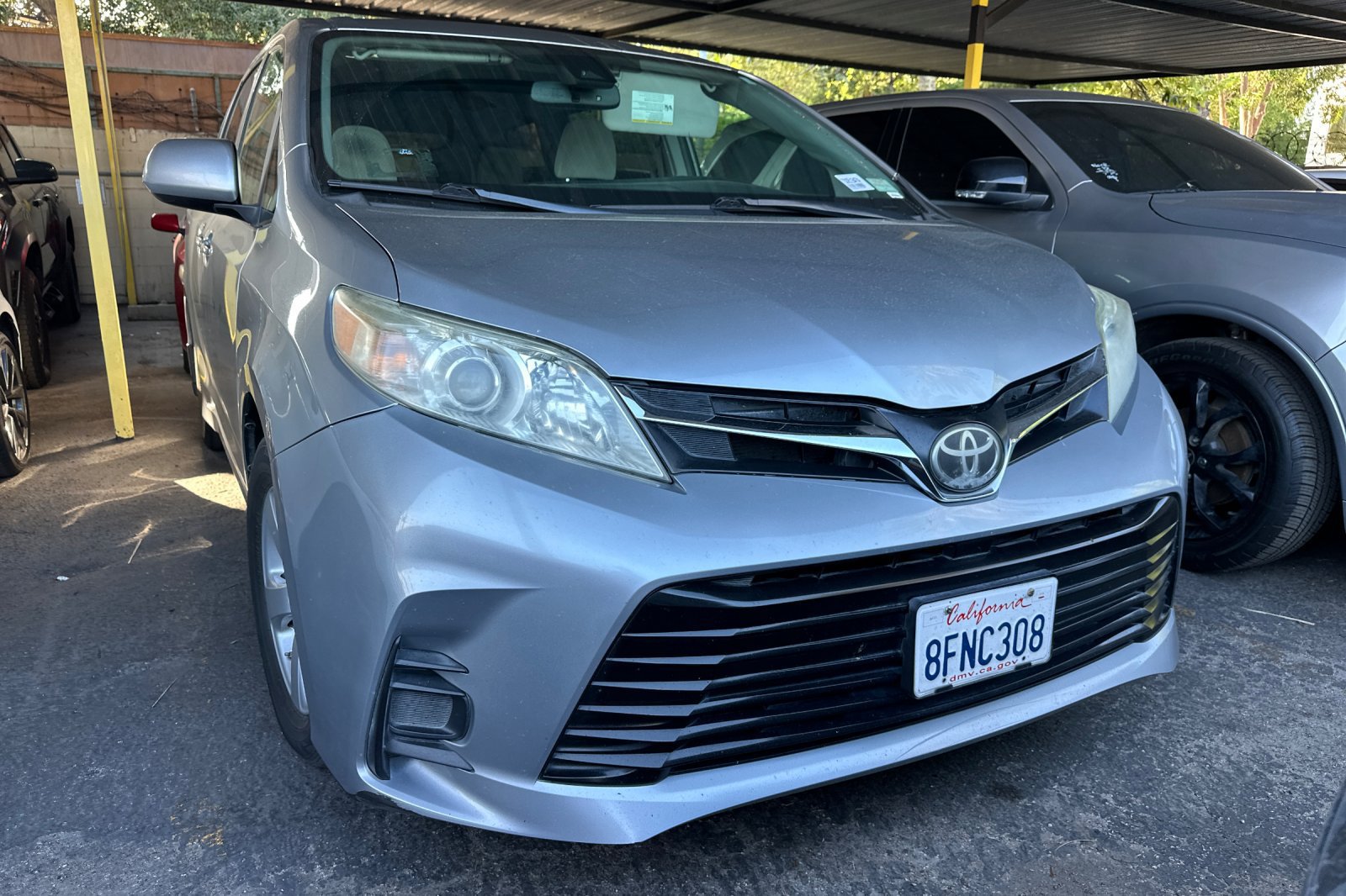 Used 2018 Toyota Sienna LE w/ Carpet Mat Package FWD image 2