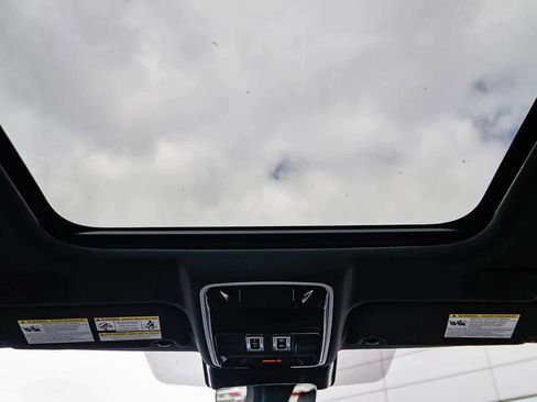 Used 2025 Land Rover Range Rover Velar Dynamic SE image 16