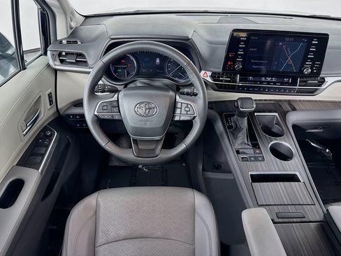 Used 2024 Toyota Sienna Limited image 24