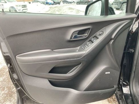 Used 2020 Chevrolet Trax LT w/ Sun & Sound Package image 21