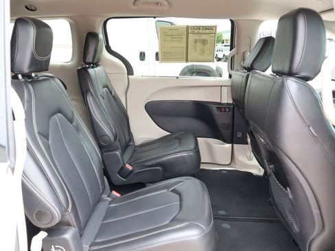 Used 2024 Chrysler Pacifica Touring-L FWD image 10
