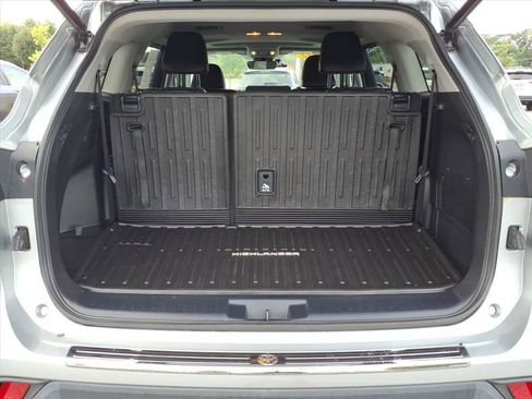Used 2022 Toyota Highlander XLE AWD/4WD image 11